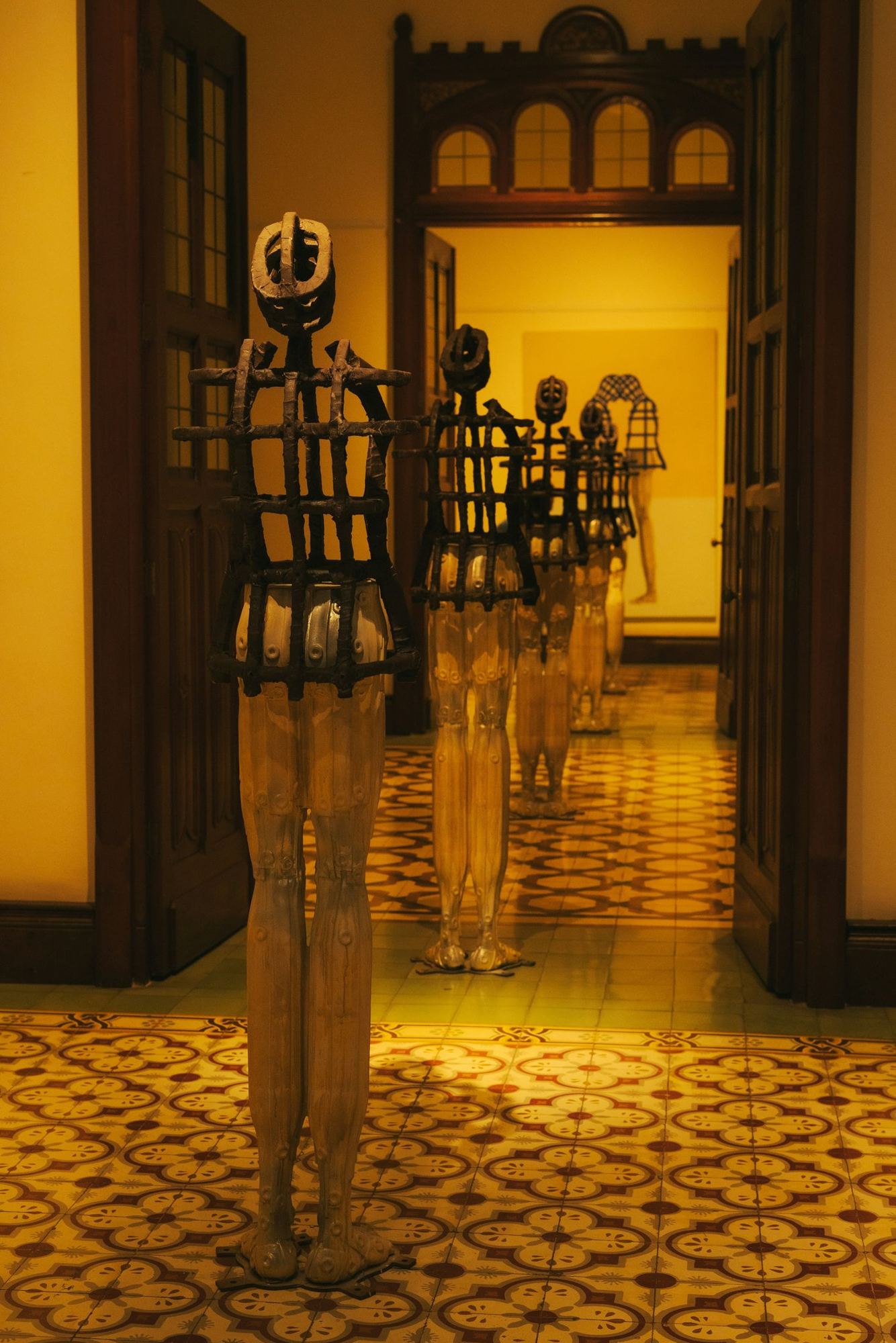 Figuras esculpidas en un corredor dorado
